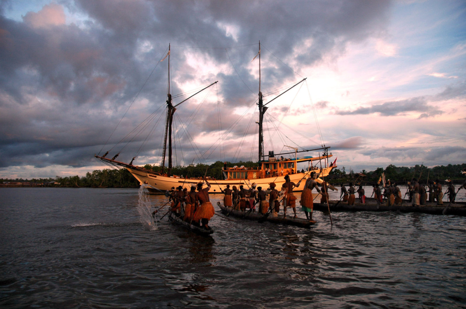 Asmat canoes in traditional dress | Hello Papua