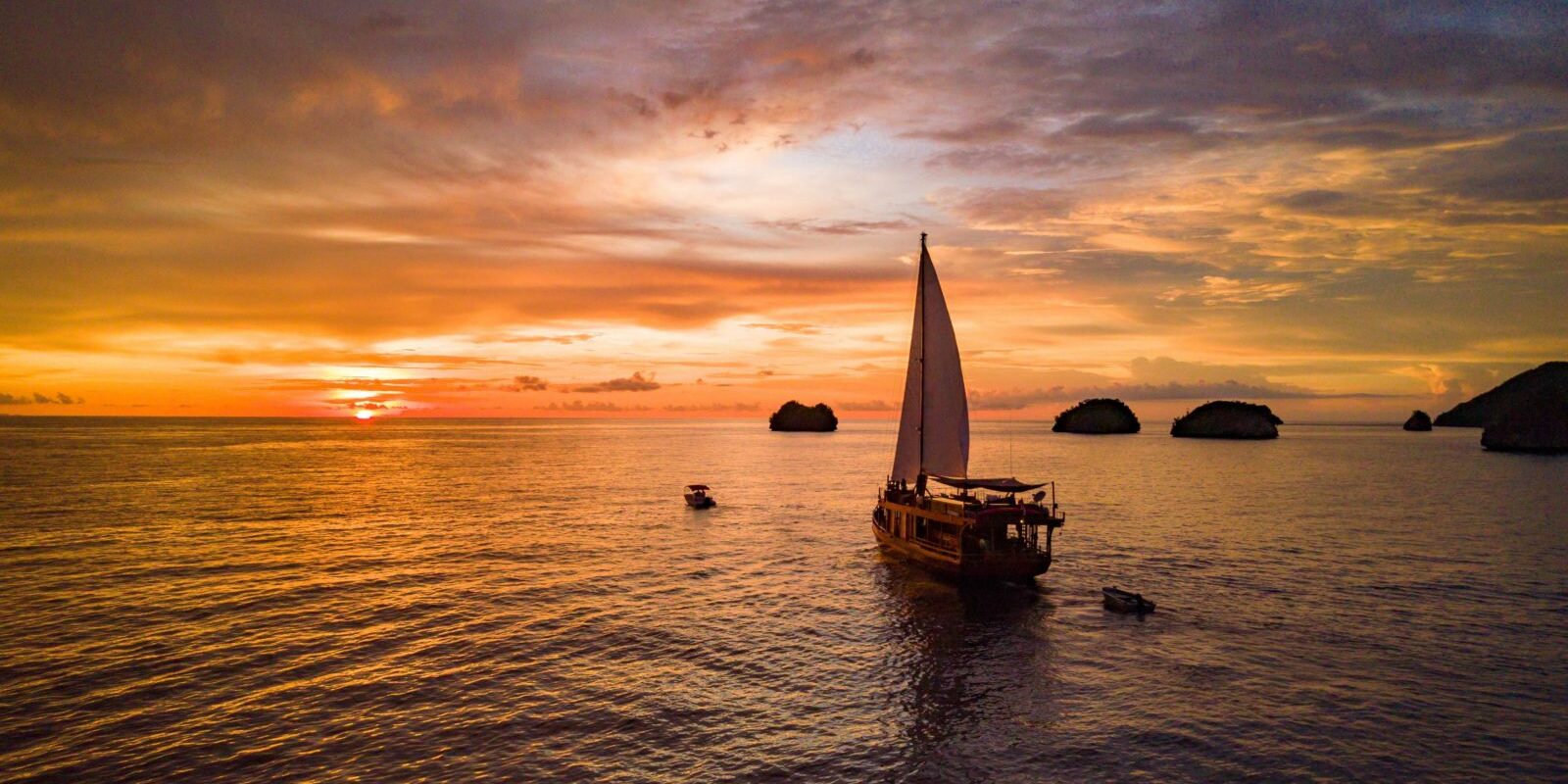 Phinisi Cruise | Sailing Raja Ampat | Hello Papua